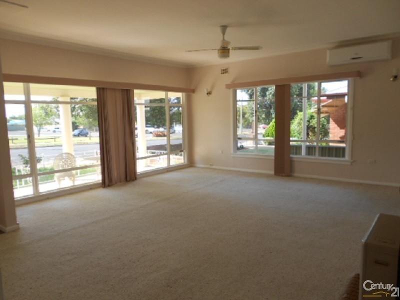 28 Armstrong Street, Parkes NSW 2870