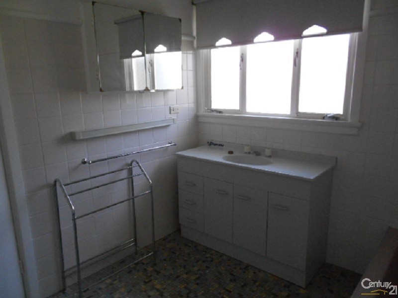 28 Armstrong Street, Parkes NSW 2870