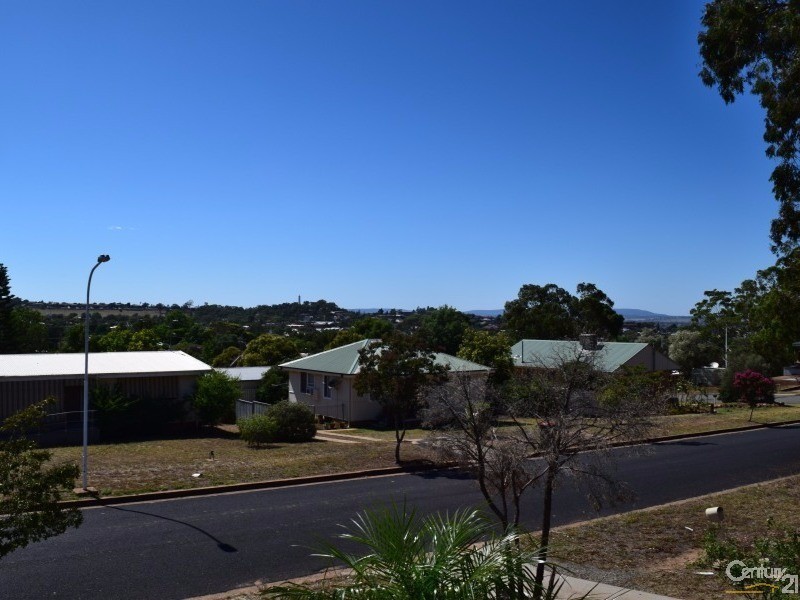 4 Miller Street, Parkes NSW 2870