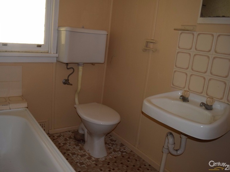 4 Miller Street, Parkes NSW 2870