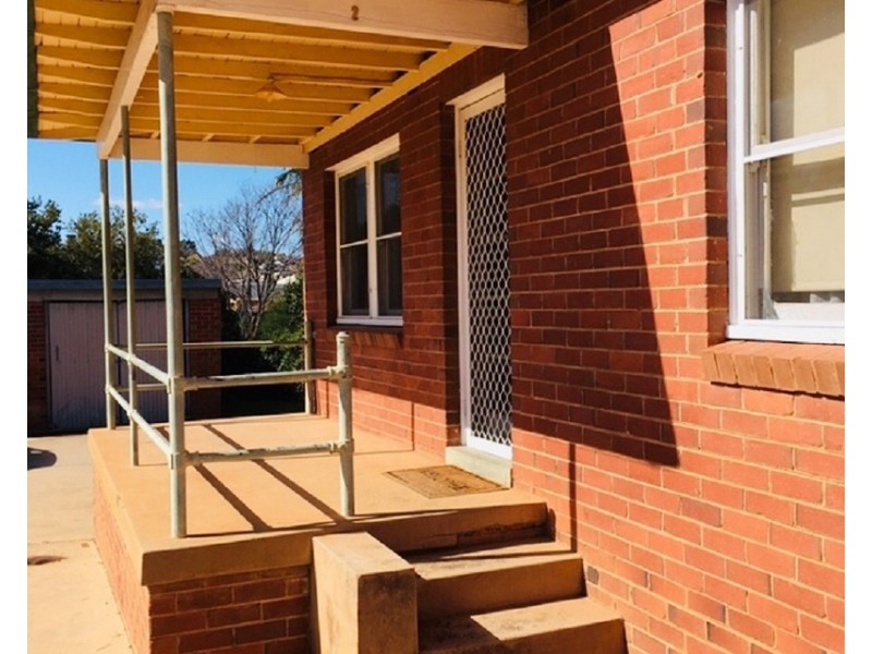 2/9-11 Belmore Ave, Parkes NSW 2870