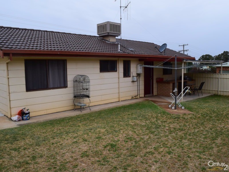 2  Werona Place, Parkes NSW 2870