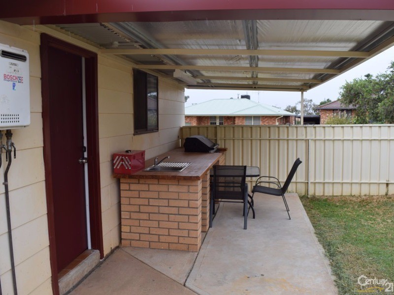 2  Werona Place, Parkes NSW 2870