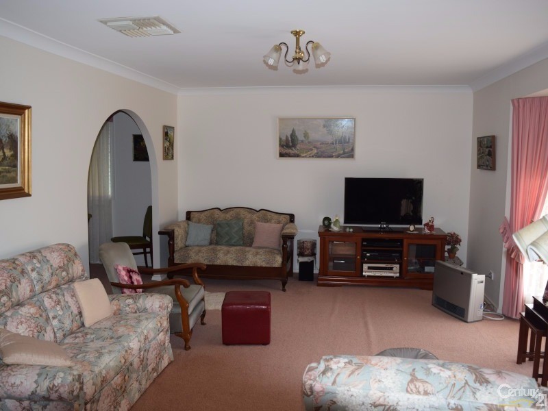 4 Glenburnie Close, Parkes NSW 2870