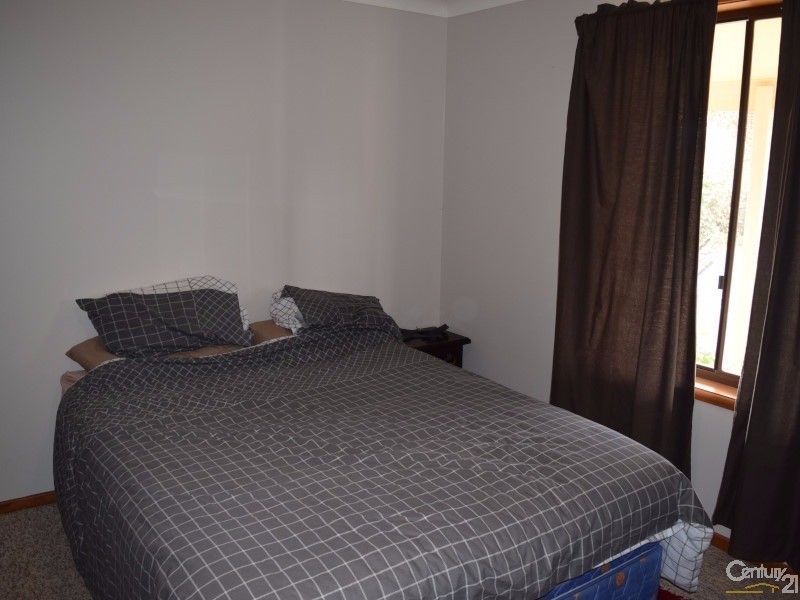 8 Bowditch Crescent, Parkes NSW 2870