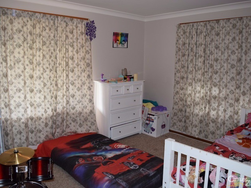 8 Bowditch Crescent, Parkes NSW 2870