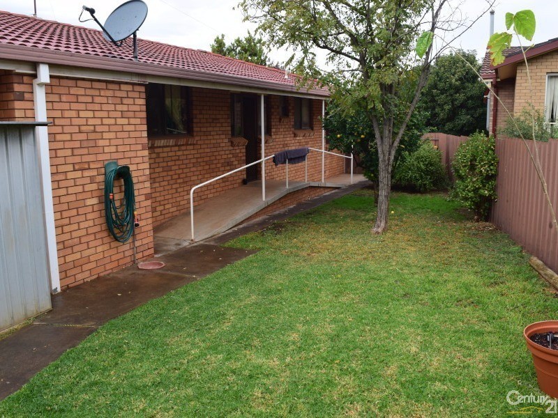 8 Bowditch Crescent, Parkes NSW 2870