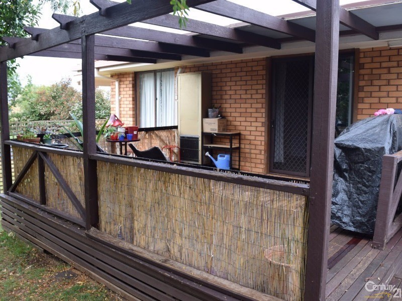 8 Bowditch Crescent, Parkes NSW 2870