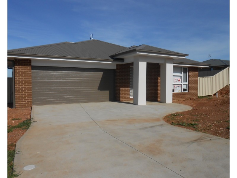 4 Willow Place, Parkes NSW 2870