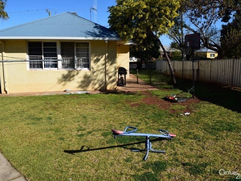 63 High St, Parkes NSW 2870
