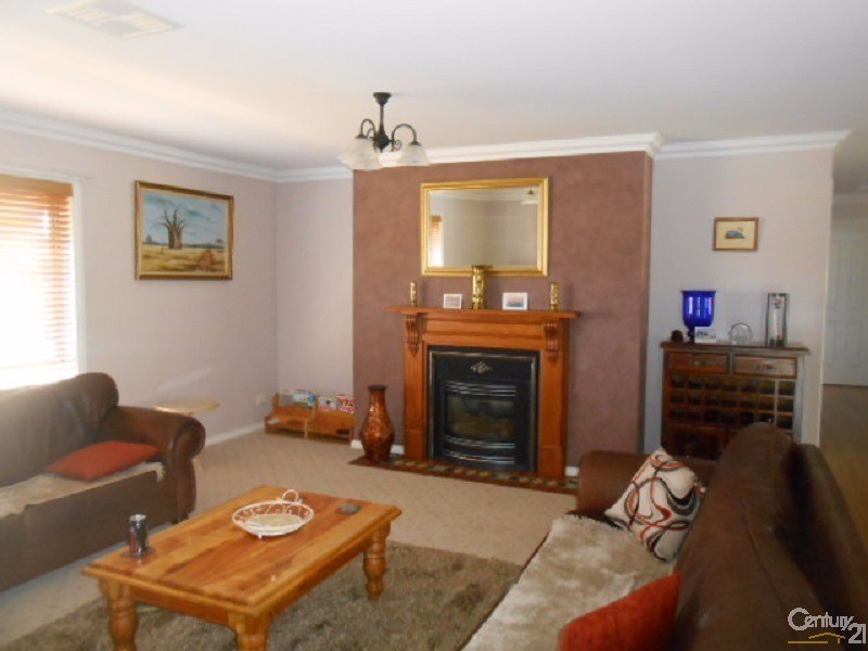 29  Glenburnie Close, Parkes NSW 2870
