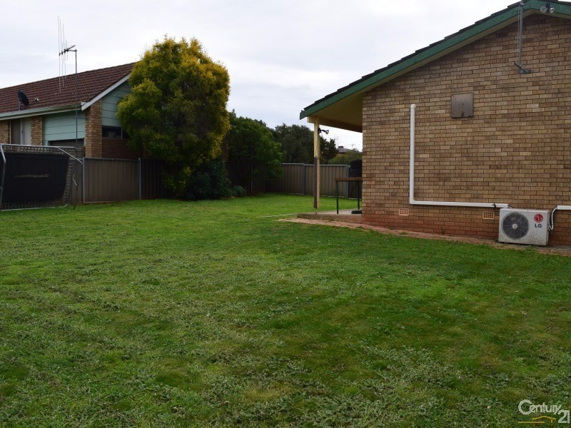 11 Bowditch Crescrent, Parkes NSW 2870