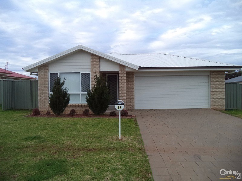 12 Warragrah Place, Parkes NSW 2870