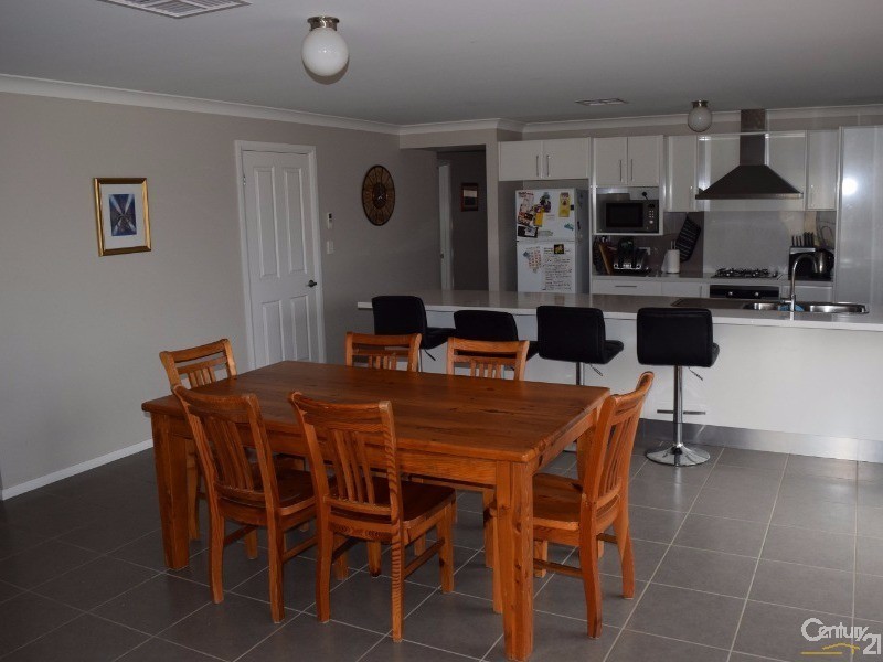 9 Mossgiel Close, Parkes NSW 2870