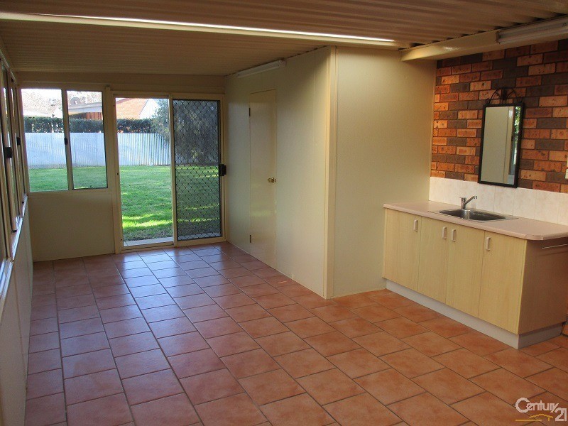 10 Ebelina Crescent, Parkes NSW 2870