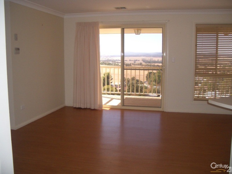 8 Valley View Place, Parkes NSW 2870