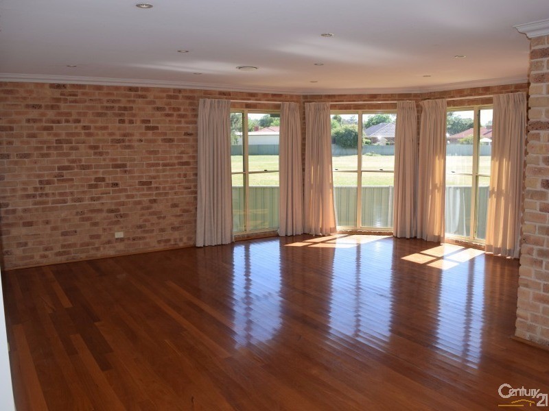 8 Arana Place, Parkes NSW 2870