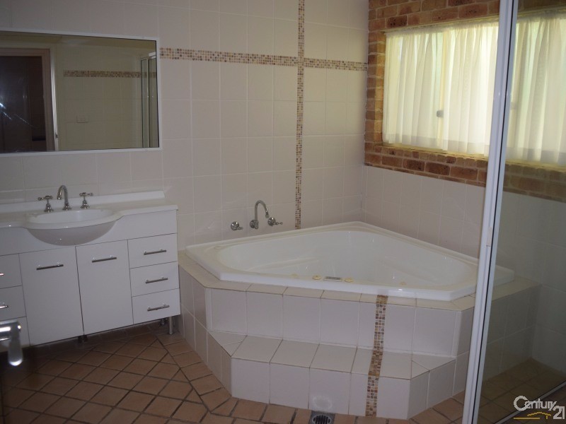 8 Arana Place, Parkes NSW 2870