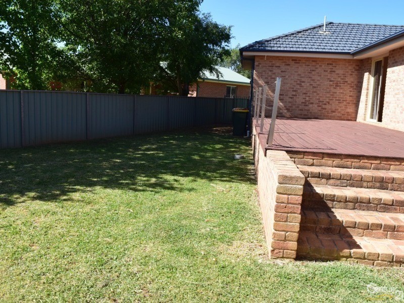 8 Arana Place, Parkes NSW 2870
