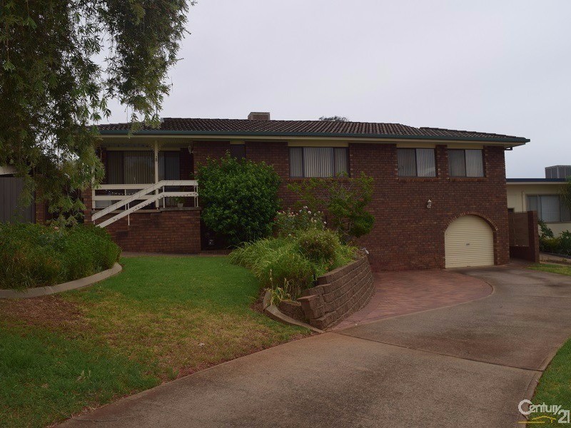 28 Evans Parade, Parkes NSW 2870