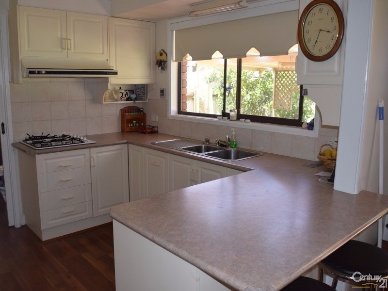 28 Evans Parade, Parkes NSW 2870