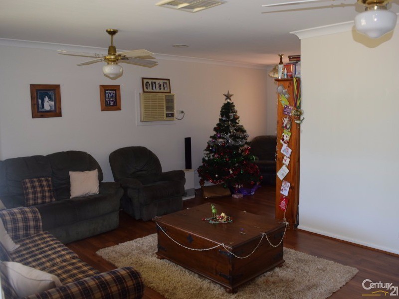 28 Evans Parade, Parkes NSW 2870