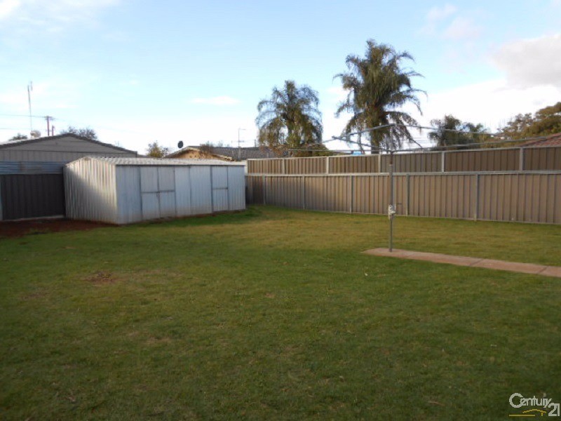 2 Guillan Place, Parkes NSW 2870