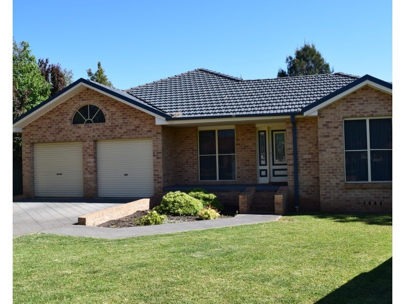 8 Arana Place, Parkes NSW 2870