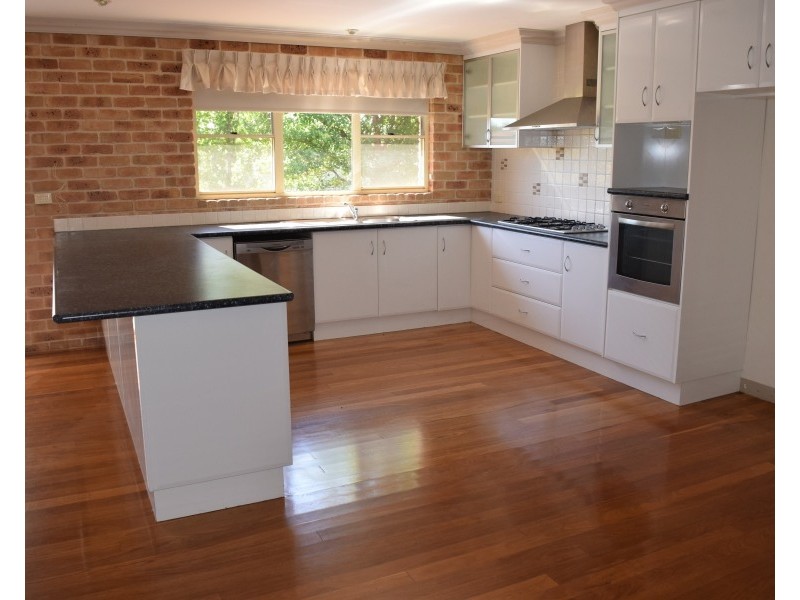 8 Arana Place, Parkes NSW 2870