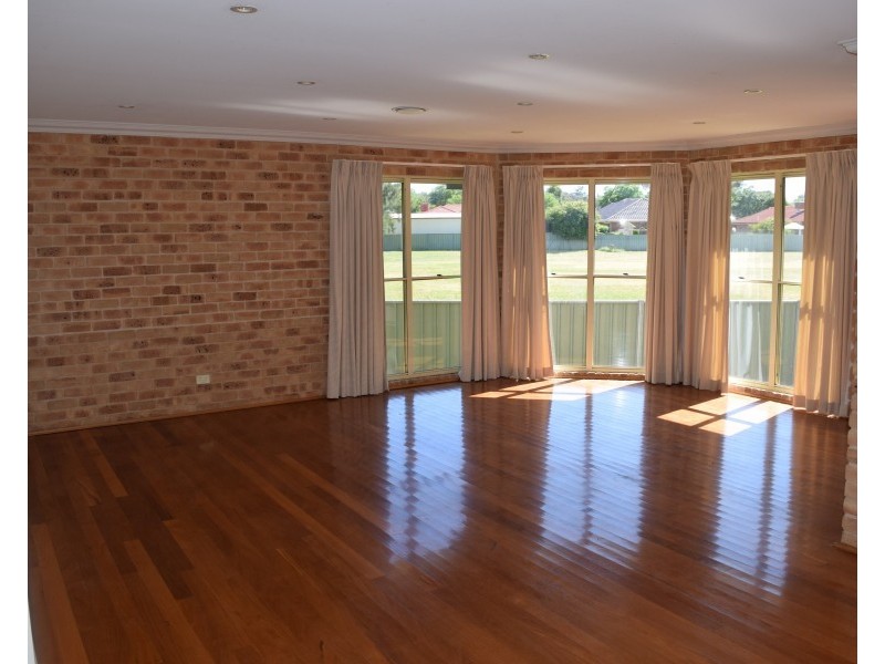 8 Arana Place, Parkes NSW 2870