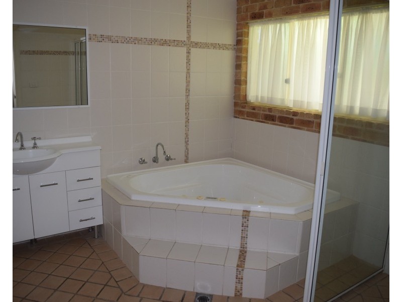 8 Arana Place, Parkes NSW 2870