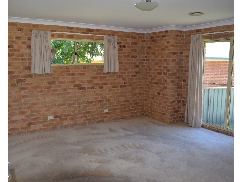 8 Arana Place, Parkes NSW 2870