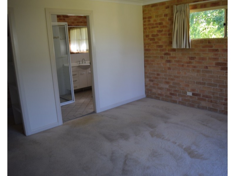 8 Arana Place, Parkes NSW 2870