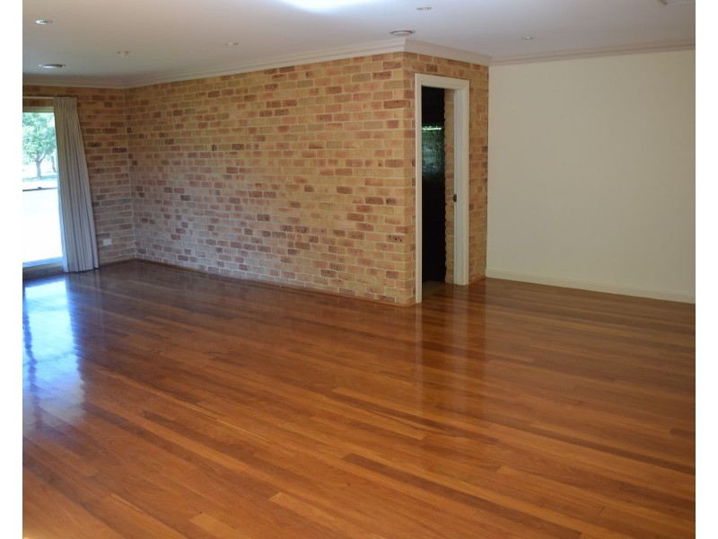 8 Arana Place, Parkes NSW 2870
