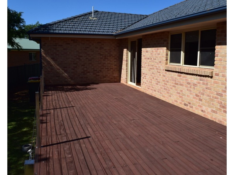 8 Arana Place, Parkes NSW 2870