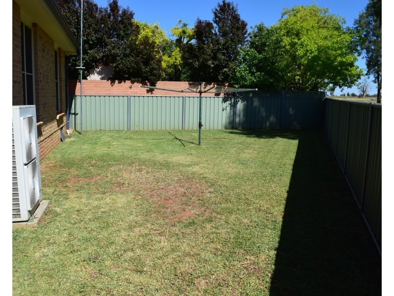 8 Arana Place, Parkes NSW 2870