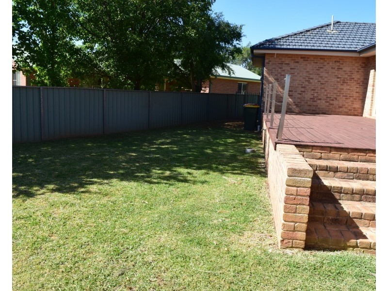8 Arana Place, Parkes NSW 2870