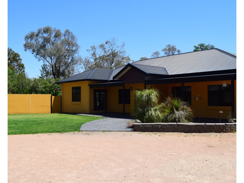 13 Pine Road, Parkes NSW 2870