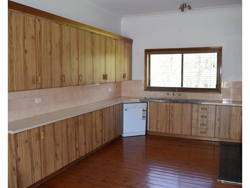 13 Pine Road, Parkes NSW 2870