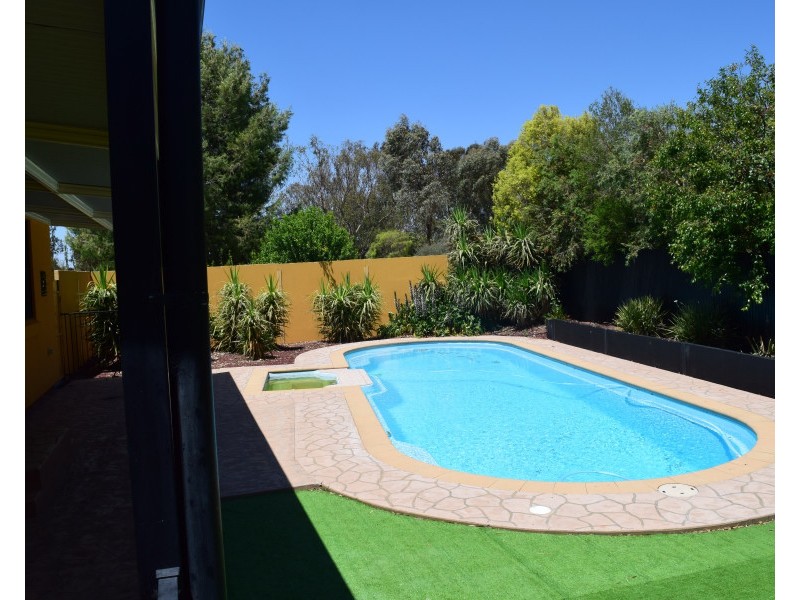 13 Pine Road, Parkes NSW 2870