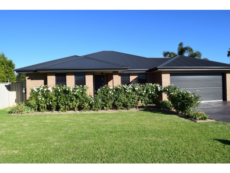 6 Avoca Place, Parkes NSW 2870