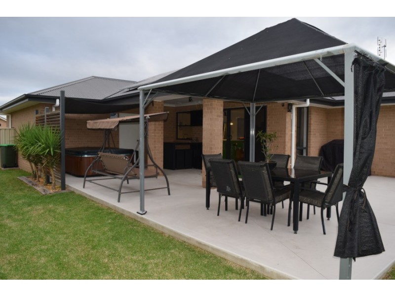 6 Avoca Place, Parkes NSW 2870