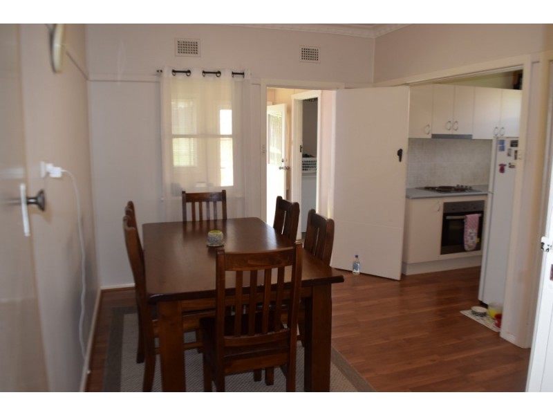 8 Peak Hill Road, Parkes NSW 2870