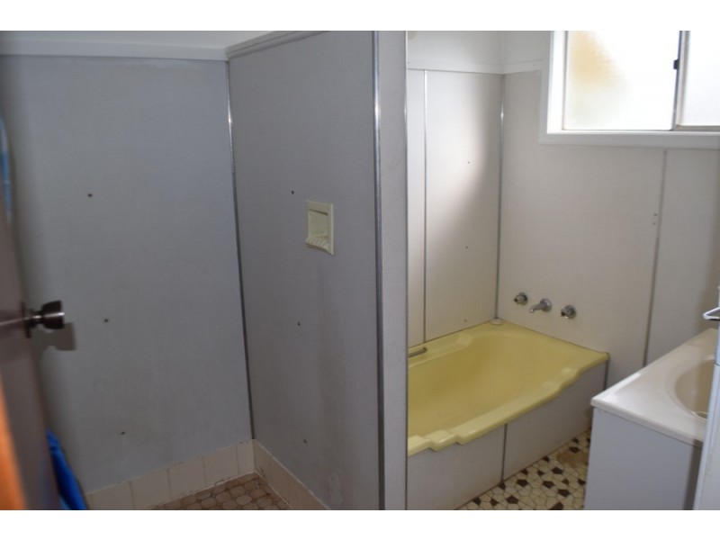 6 Glover Street, Parkes NSW 2870