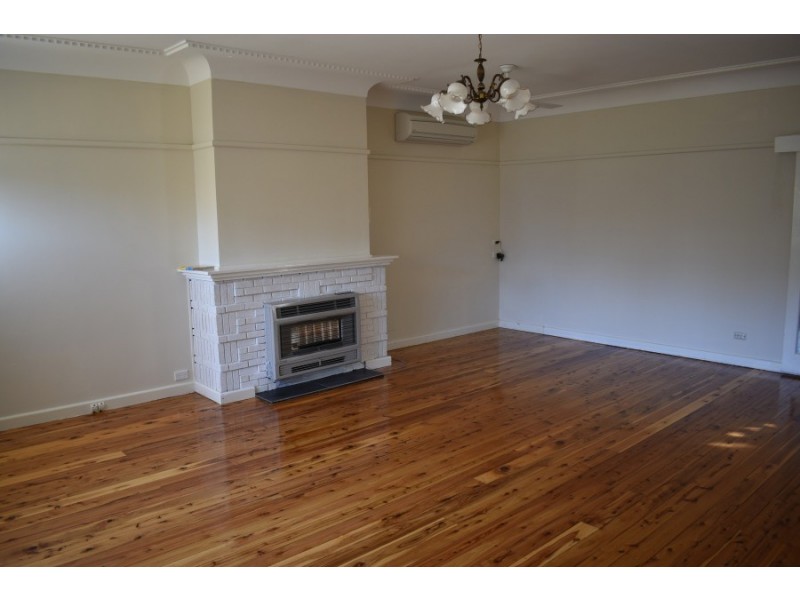 12 Waratah Street, Parkes NSW 2870