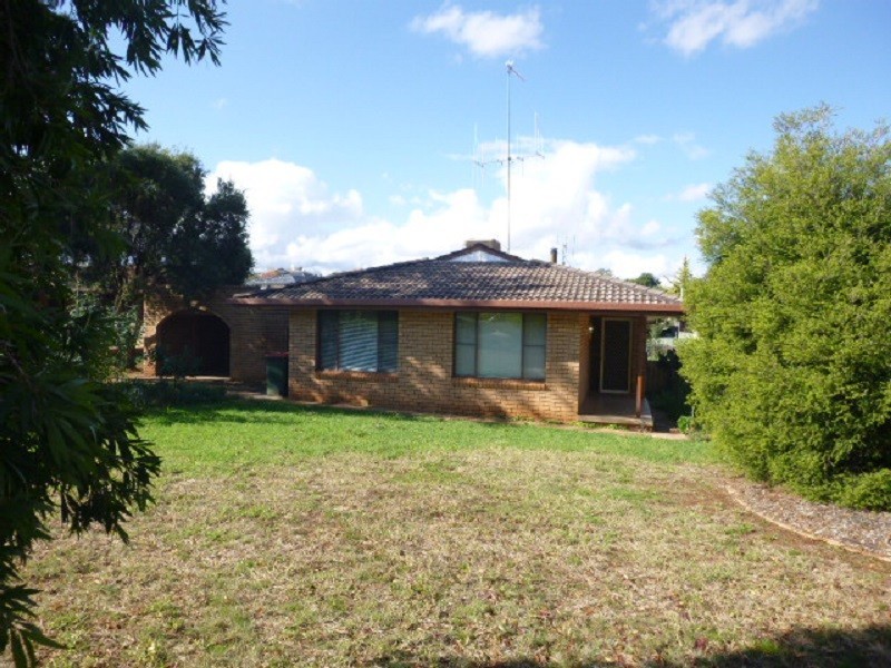 15 Glenhaven Ave, Parkes NSW 2870
