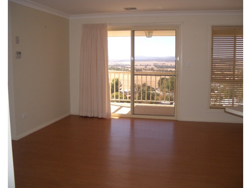 8 Valley View Place, Parkes NSW 2870