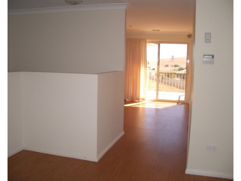 8 Valley View Place, Parkes NSW 2870