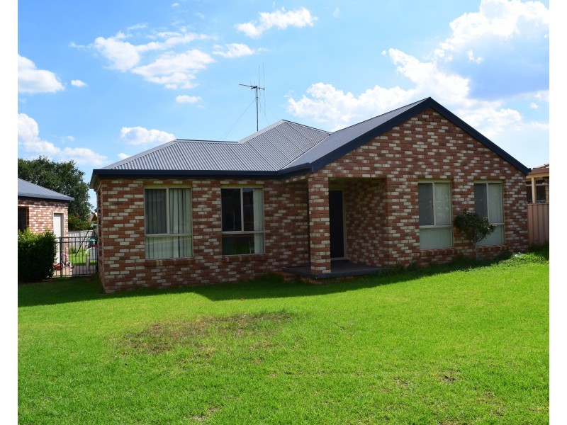 12 Noonan Street, Parkes NSW 2870