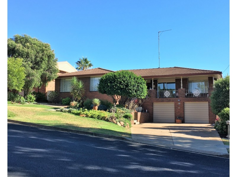 32  Barton Street, Parkes NSW 2870